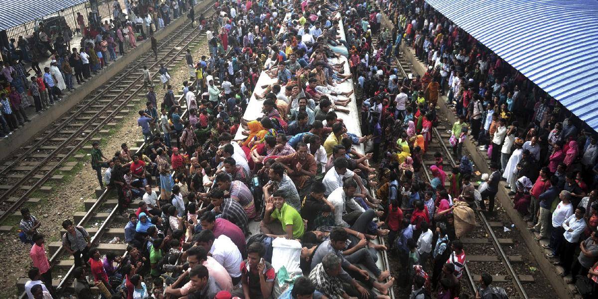 Najviac preplnený vlak na svete: Bangladéšania cestujú aj na streche!