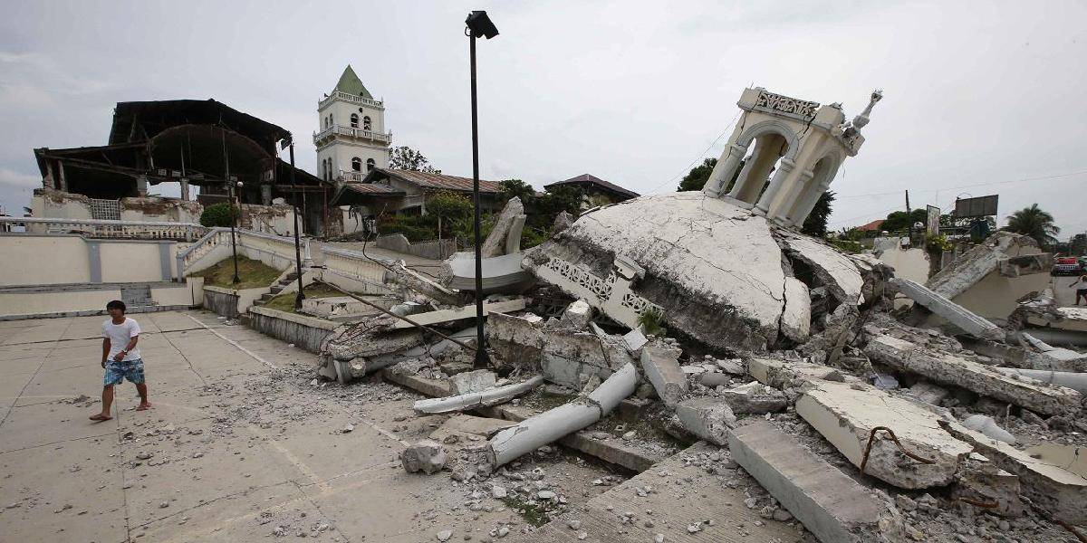 Zemetrasenie na Filipínach neprežilo najmenej 151 ľudí