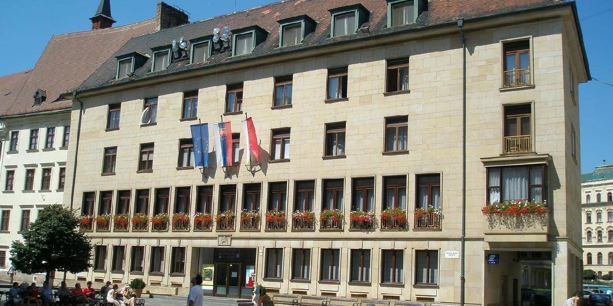 Po podvodoch s bytmi začal bratislavský magistrát kontrolovať vstup do budovy