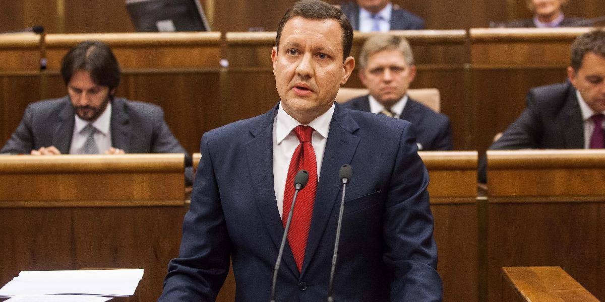 Lipšic chce zmraziť platy poslancov, aby štát ušetril milióny