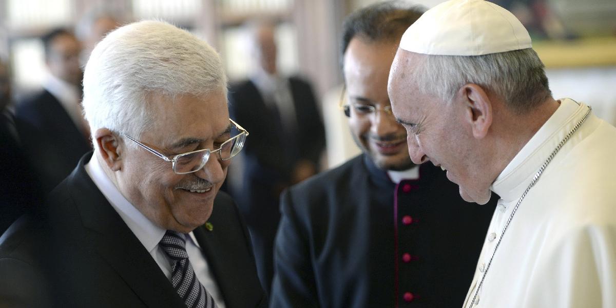 Palestínsky prezident Abbás sa stretol s pápežom, dostal od neho pero