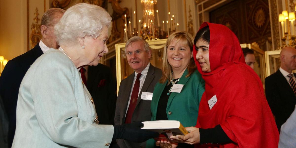 Kráľovná prijala v Buckinghamskom paláci Malálu Júsufzajovú