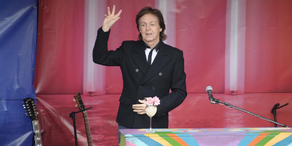 Paul McCartney spropagoval svoj nový album minikoncertom v pešej zóne v Londýne