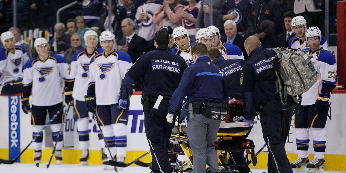 NHL: Mladík Trouba nešťastne narazil do mantinelu, ľad opúšťal na nosidlách