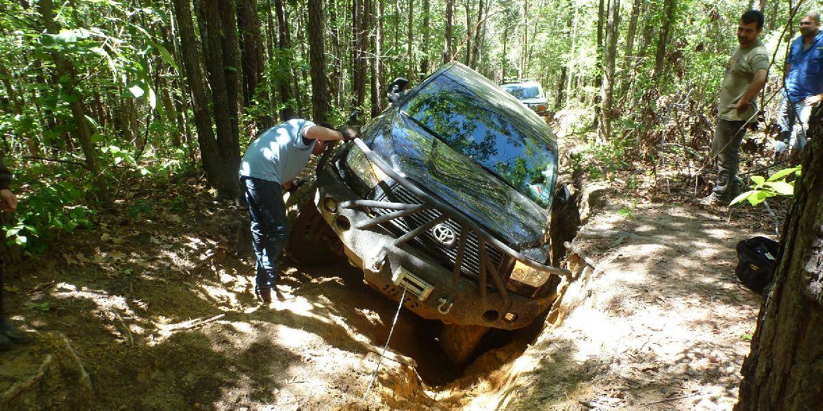 Pri páde nákladného vozidla do rokliny zahynulo najmenej 17 svadobčanov