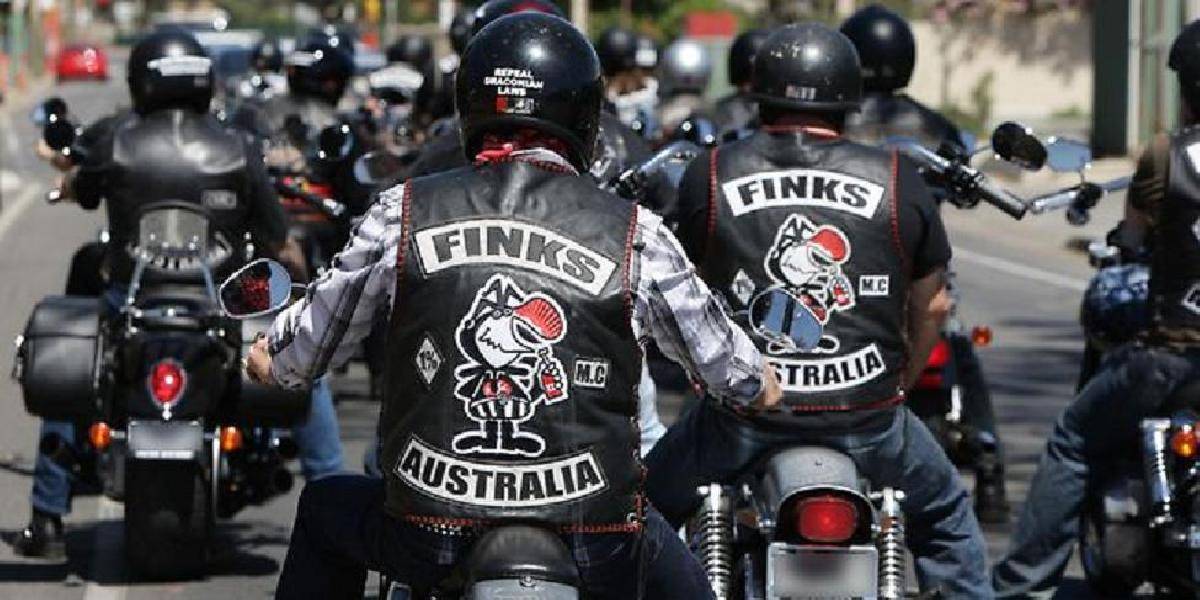 V Austrálii odsúdených členov gangov navlečú do ružovej