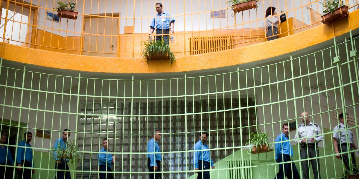 Odhalenie: Dozorcovia v košickej väznici ponižovali odsúdených!