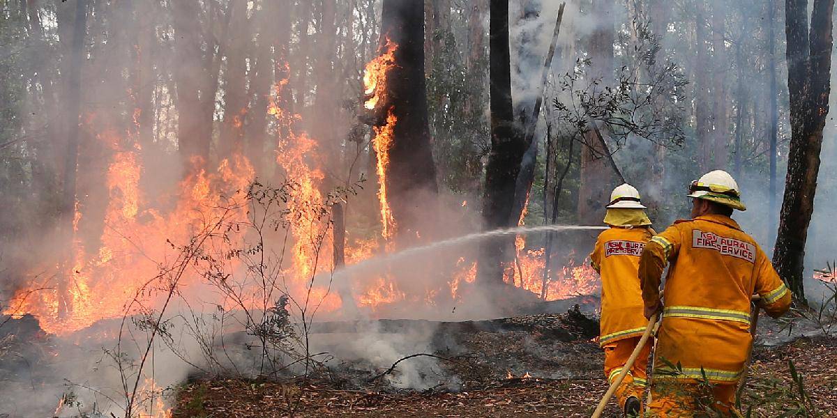 Hasiči bojujú v Austrálii s takmer 60 požiarmi, podmienky sa môžu zhoršiť
