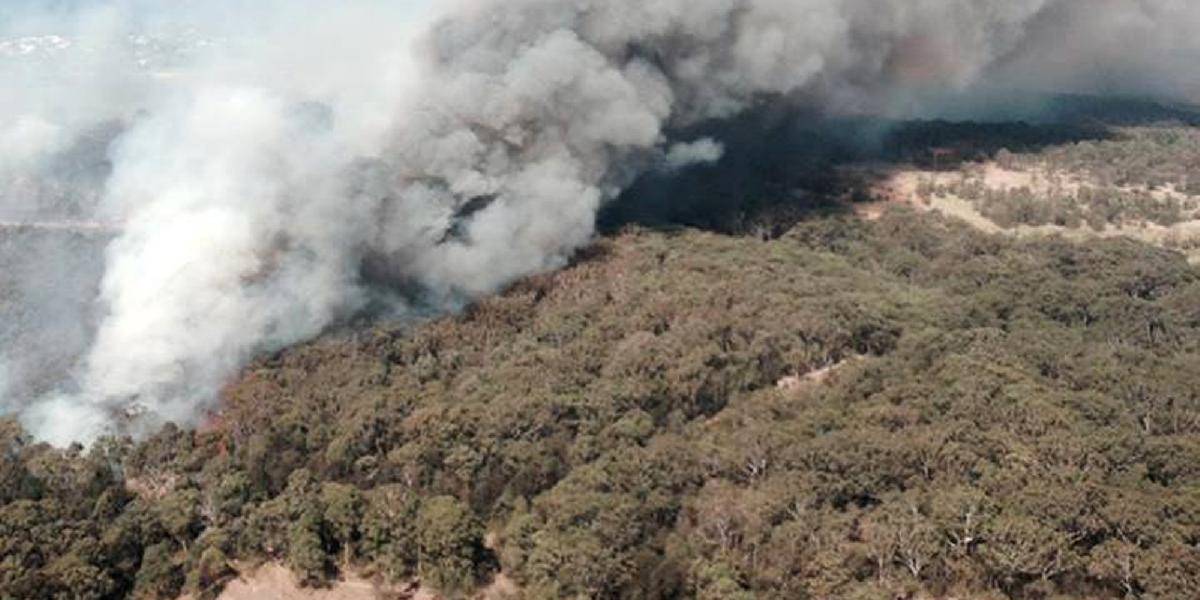 Počet lesných požiarov v Austrálii stále stúpa, evakuovali desiatky ľudí