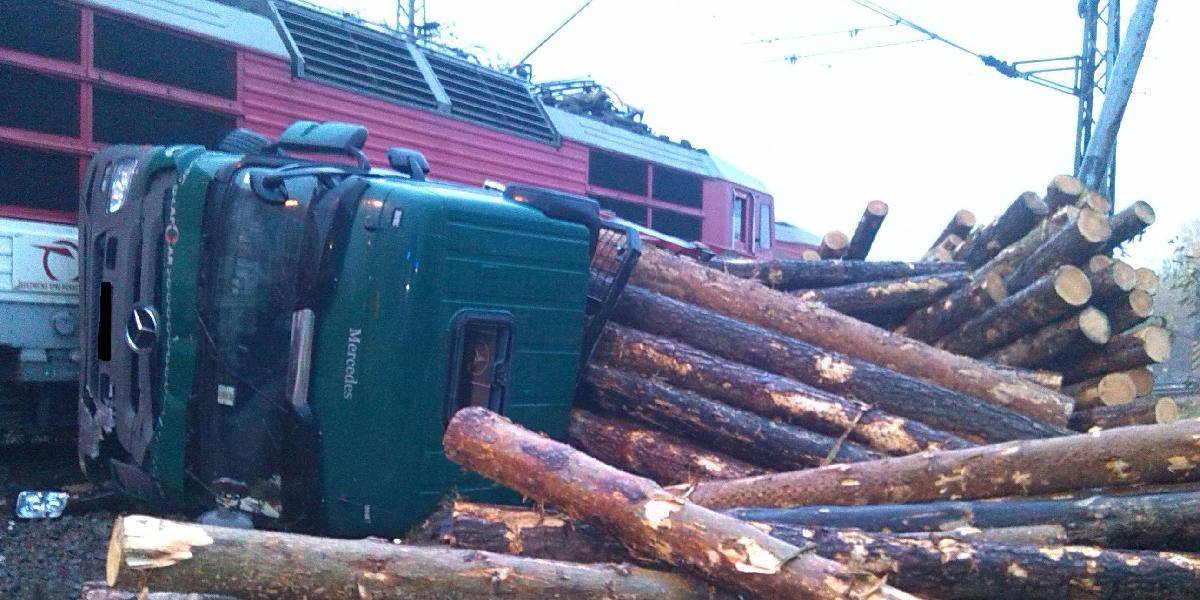 Vlak narazil do prevráteného nákladného auta, vykoľajil sa!