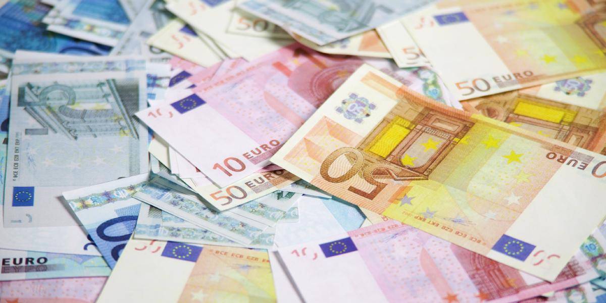 Euro vo štvrtok posilnilo voči doláru