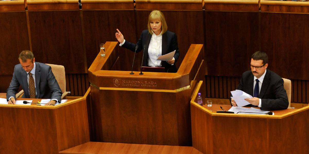 Zvolenská ostáva vo funkcii ministerky, Smer ju podržal