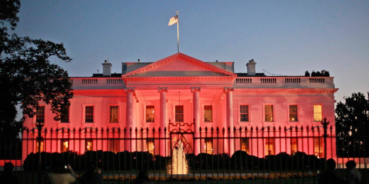Biely dom zažiaril naružovo, na podporu mesiaca proti rakovine prsníka