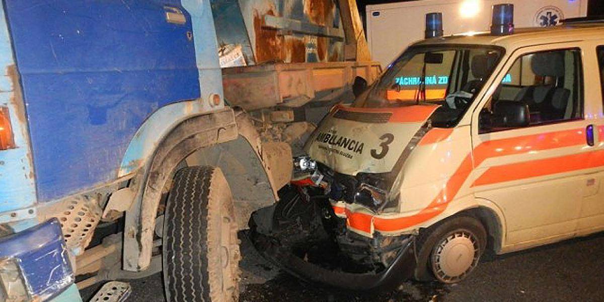 Dvaja pacienti sa zranili pri zrážke sanitky s nákladným autom