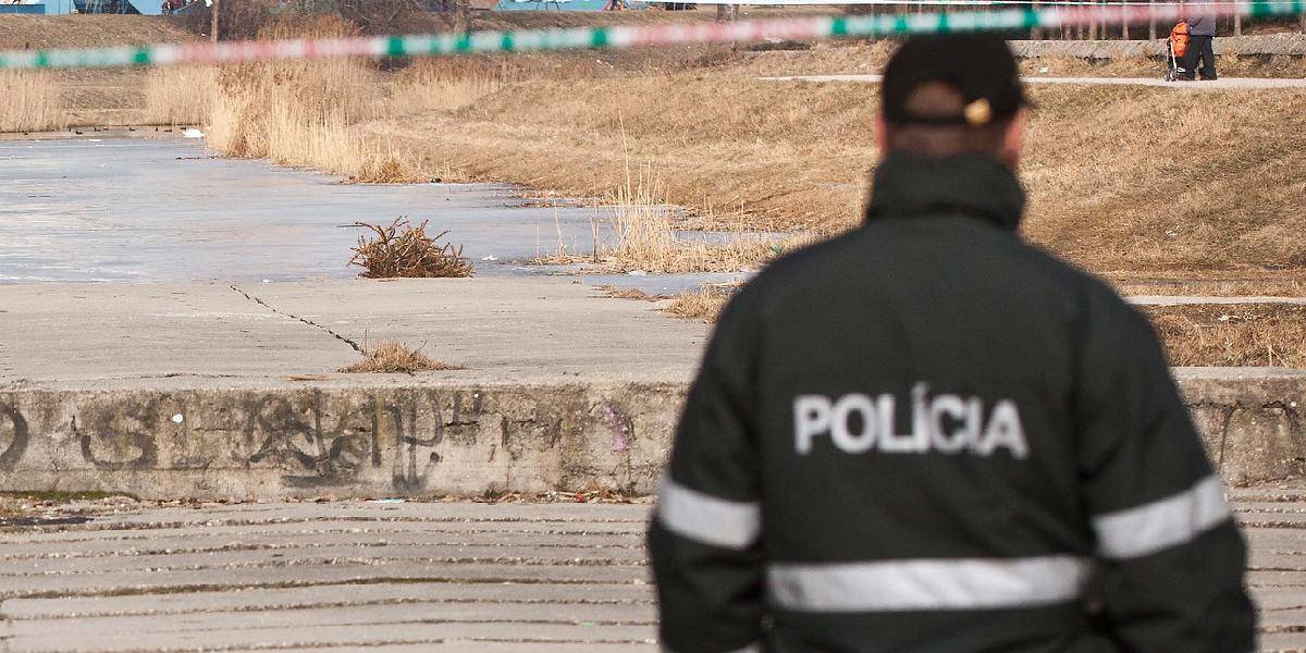 Mladík skočil z mosta do rieky Nitra, okolie prehľadávajú policajti!