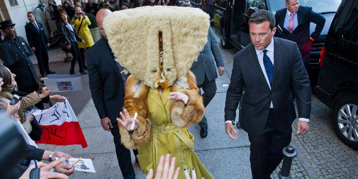 Lady Gaga sa predviedla s netradičnou pokrývkou hlavy