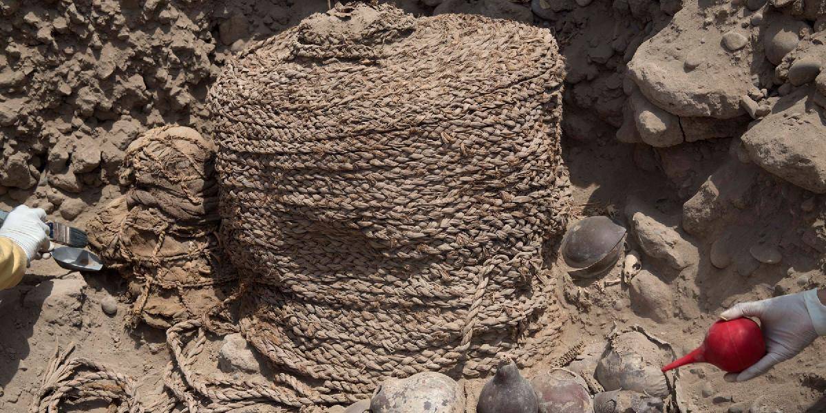 Na predmestí Limy v Peru objavili hrobku s dvomi múmiami