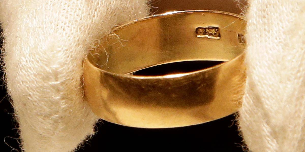 Svadobný prsteň Kennedyho vraha predali na dražbe za 108-tisíc dolárov