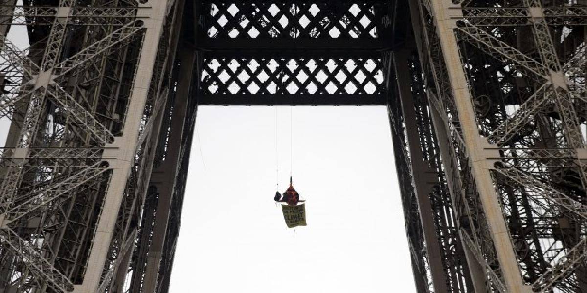 Eiffelovu vežu museli dočasne uzavrieť kvôli protestu Greenpeace