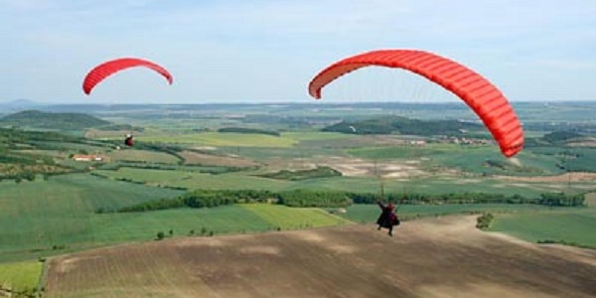 Desiatky paraglidistov lietali nad Nitrou, ukončili tohtoročnú sezónu