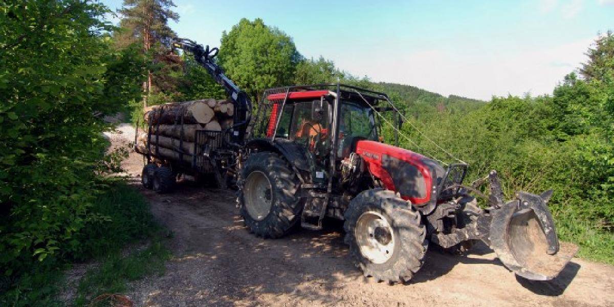 Počas prevozu dreva sa prevrátil traktor s mužom