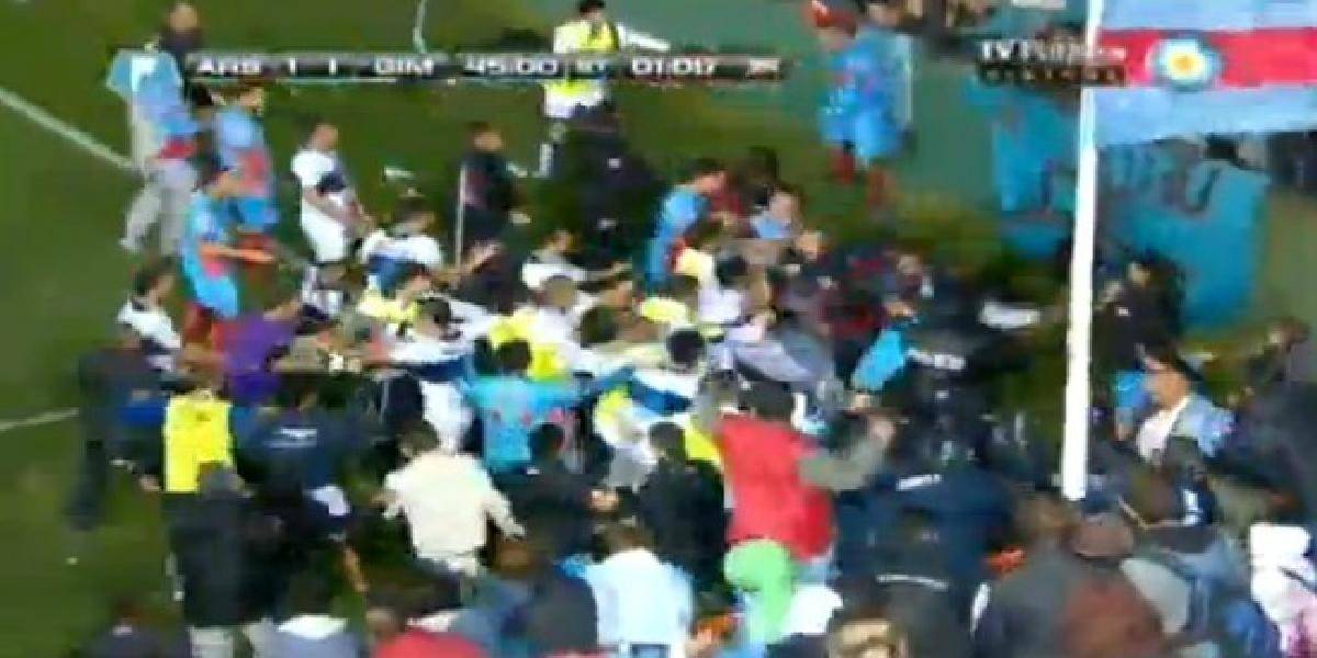 VIDEO V Argentíne po bitke futbalistov padlo päť červených kariet