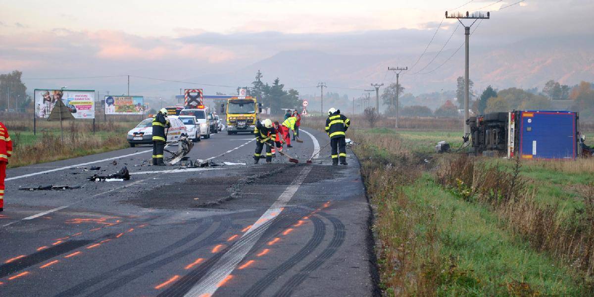 Pri zrážke troch áut utrpelo zranenie viacero ľudí
