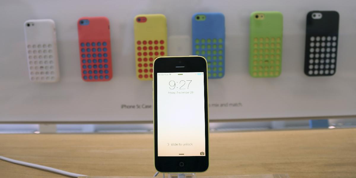 Dopyt po lacnejších iPhonoch znížil zisk Apple takmer o desatinu