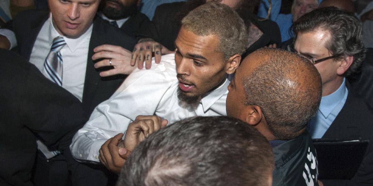 Chris Brown sa napadnutím muža dopustil iba priestupku
