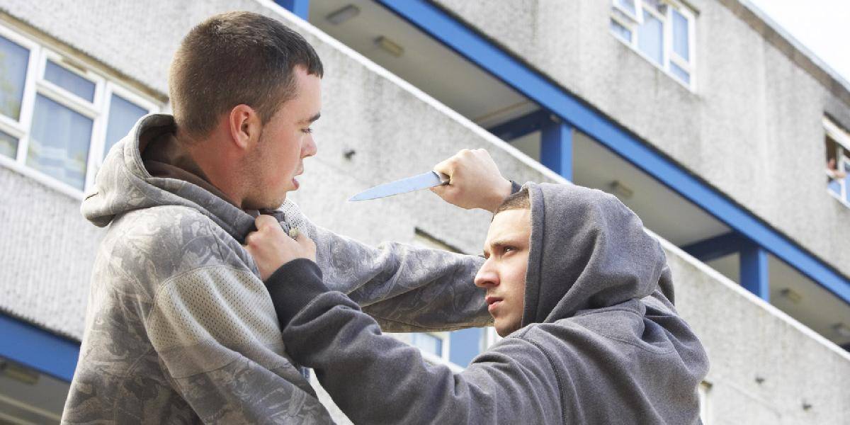Mladý muž s nožom v ruke olúpil školákov, hrozí mu až 12-ročné väzenie