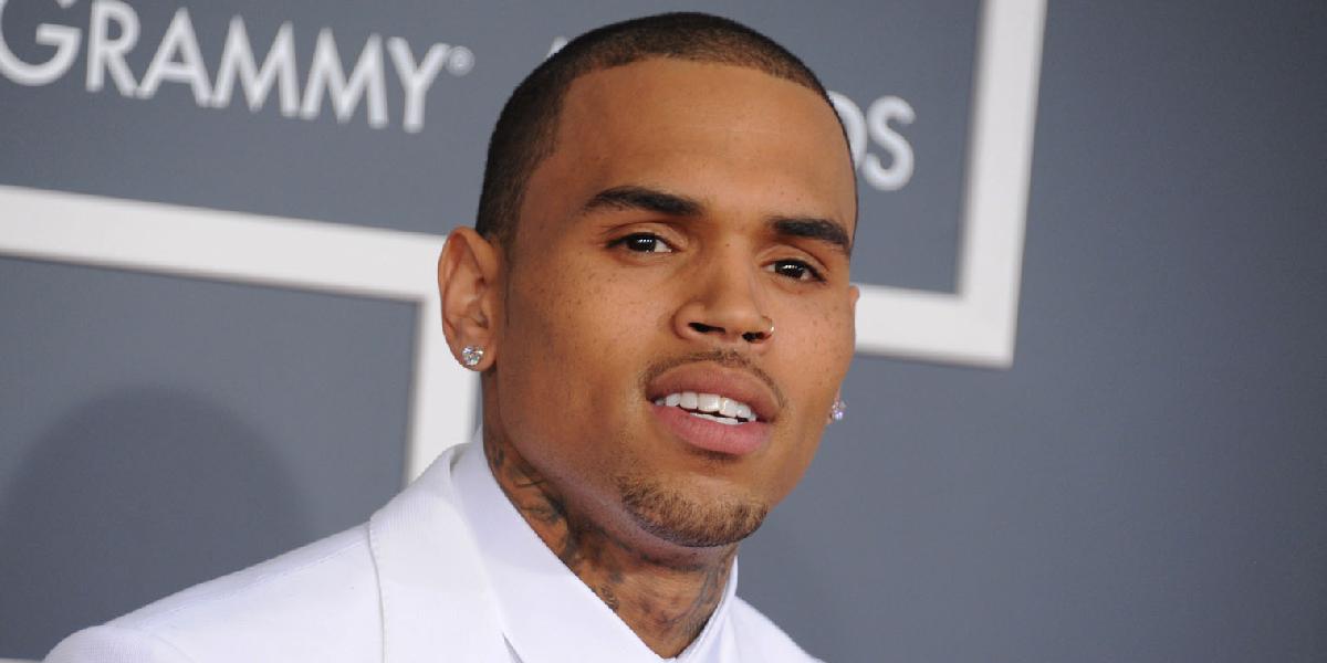 Chris Brown nastúpil do liečebne, podstúpi kurz zvládania hnevu