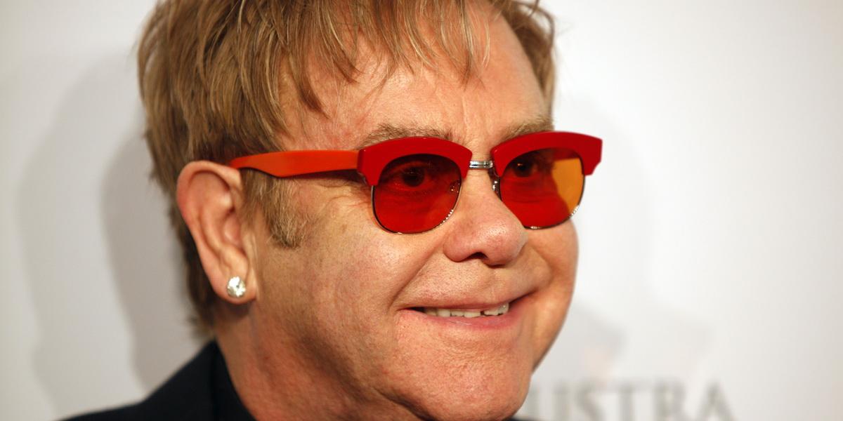 Elton John a Roddick exhibične proti Venus a Bartoliovej