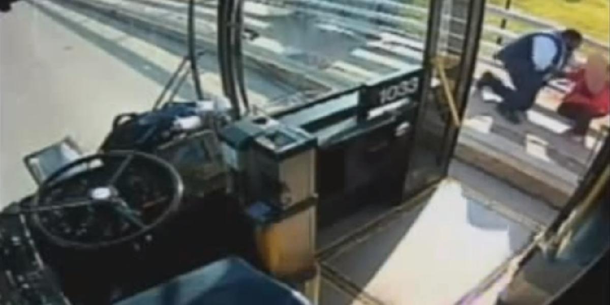 VIDEO Vodič autobusu hrdinom: Zachránil ženu, ktorá chcela skočiť z mosta!
