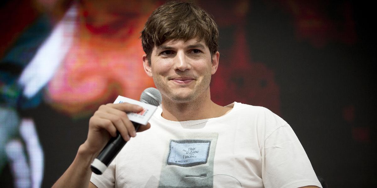 Ashton Kutcher, ktorý hral Stevea Jobsa spolupracuje s firmou Lenovo