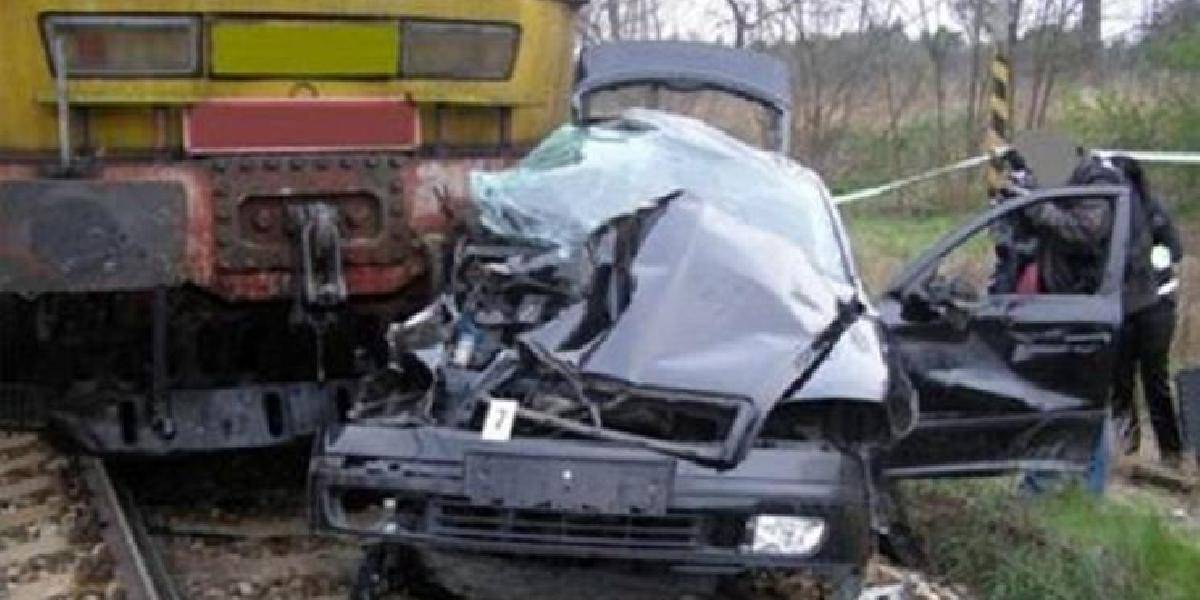 Medzi Turanmi a Kraľovanmi sa zrazil vlak s autom