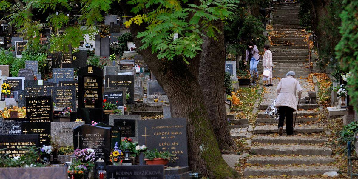 Ľudia v týchto dňoch navštevujú cintoríny, katolícky veriaci sa modlia za zosnulých