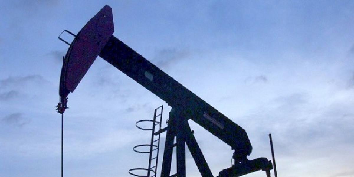 Ropné zásoby v USA stále vplývajú na cenu WTI