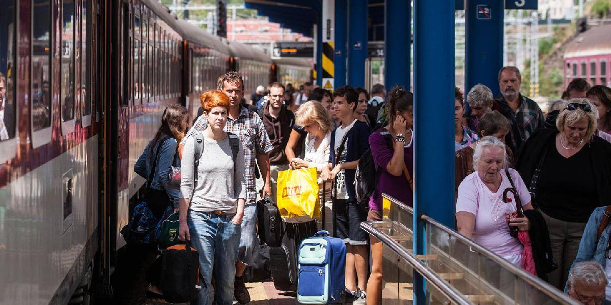 Vlaky aj autobusy čaká v nedeľu nápor cestujúcich: Ako to zvládnuť?