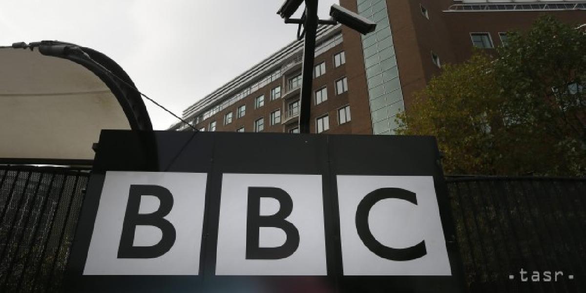 Moderátora BBC Gambacciniho zatkli ohľadom sexuálneho zneužívania detí