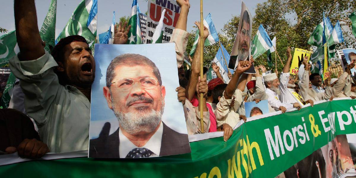 Mursí už dorazil na súd v Káhire, začína sa súdny proces