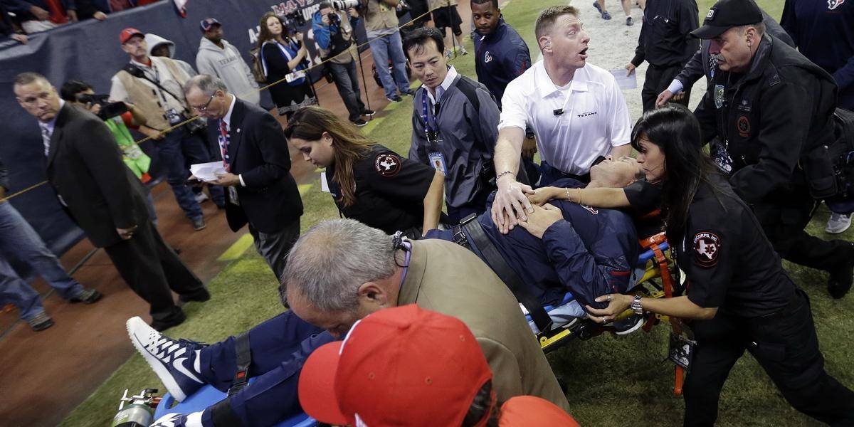Tréner Houstonu Kubiak skolaboval počas zápasu NFL
