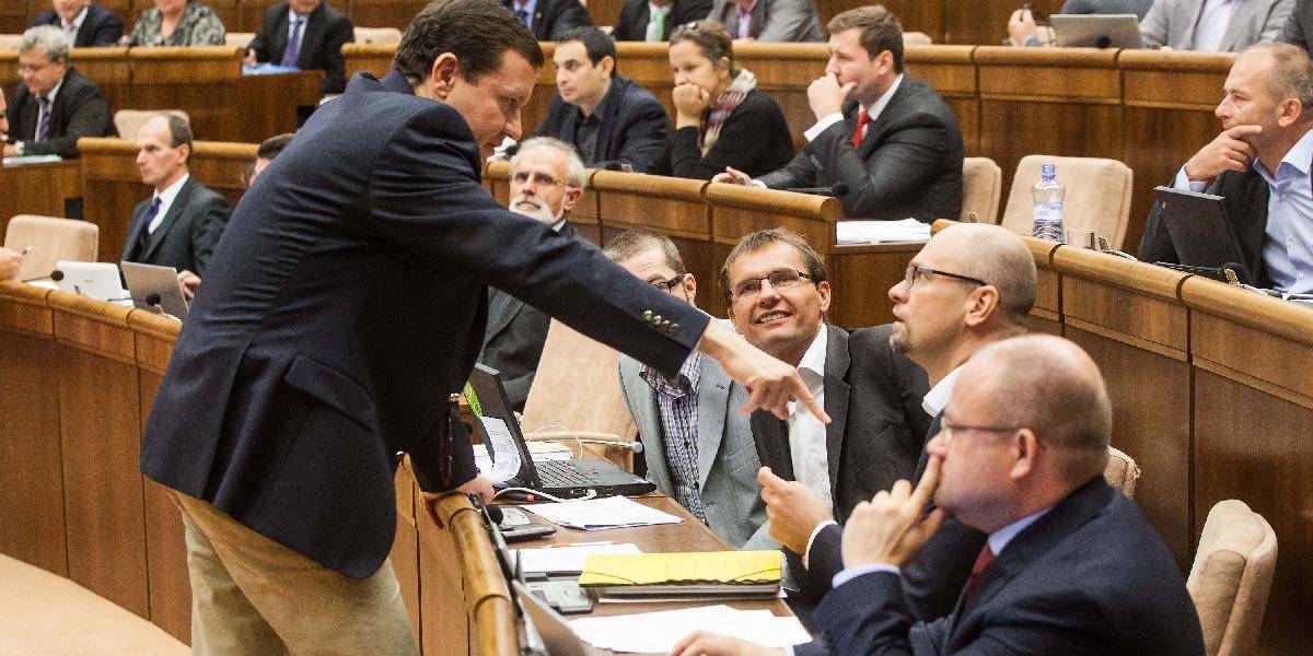 Prieskum: Smer by získal 65 kresiel, v parlamente by sedela aj NOVA