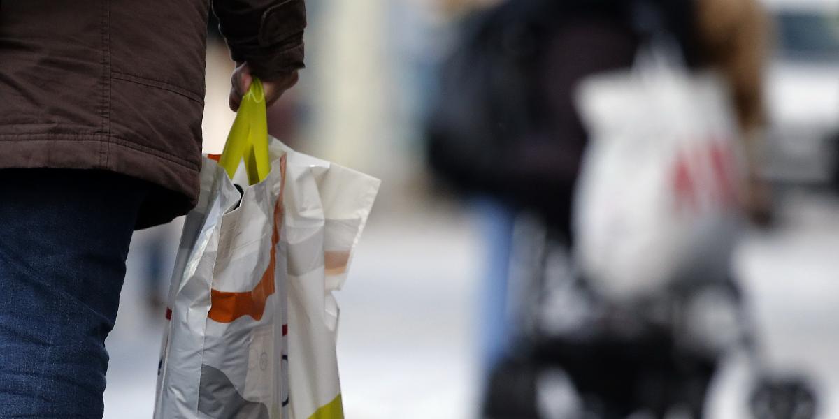 EÚ chce znížiť spotrebu plastových tašiek: Slováci sú rekordérmi v ich používaní
