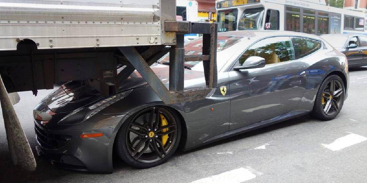 Nešťastný deň: Nákladiak rozbil mužovi Ferrari FF, dostal aj pokutu za parkovanie!