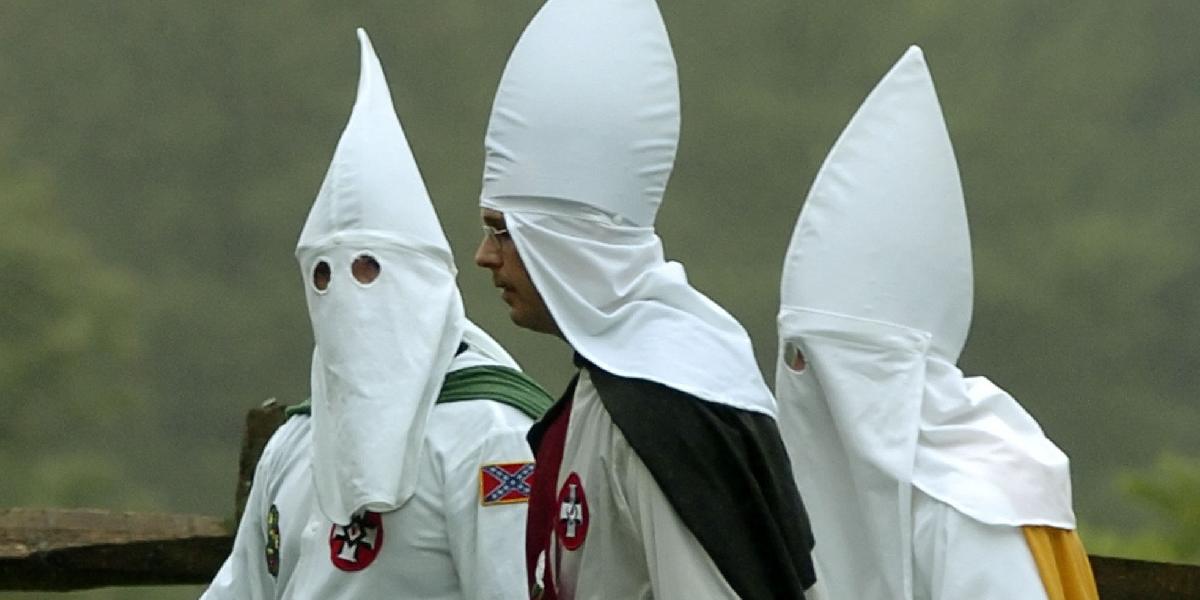 Američanka obliekla syna (7) na Halloween ako člena Ku-Klux-Klanu