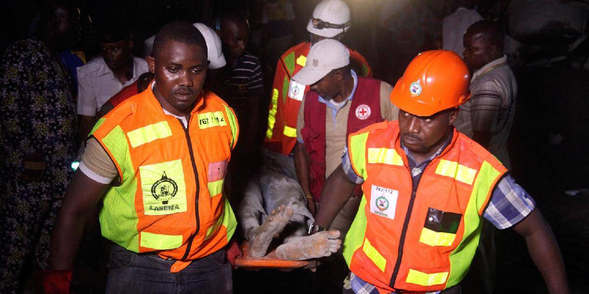 Pod troskami budovy v Lagose uviazli desiatky ľudí, obete sú zatiaľ štyri
