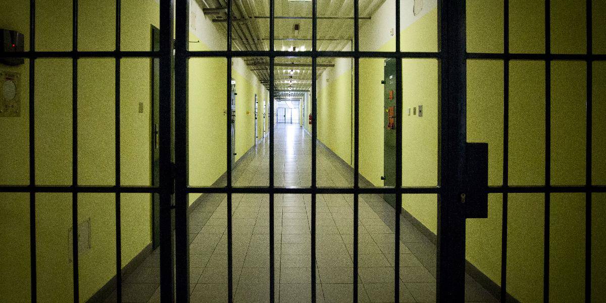 Dozorcov v košickej väznici za ponižovanie väzňov disciplinárne potrestali