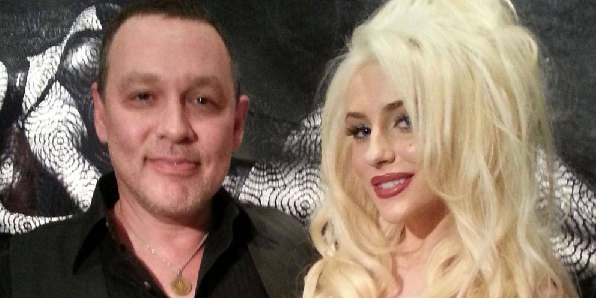 Herec Doug Hutchison sa rozvádza s manželkou Courtney Stodden