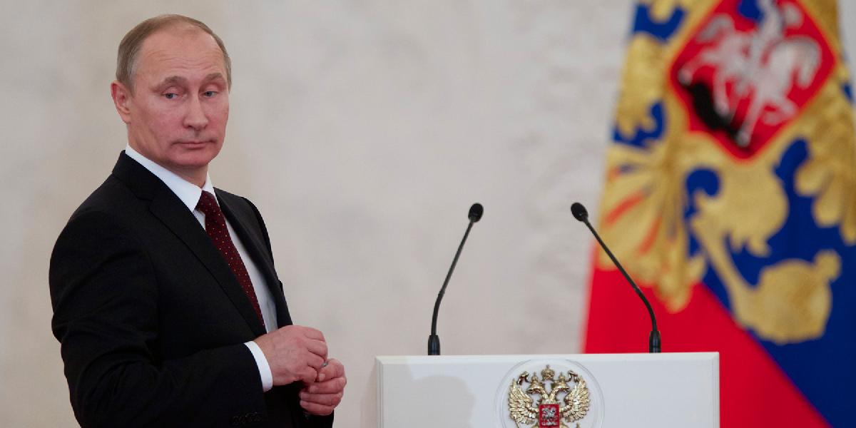 Putin chce viac hymny, vlajok a menej cudzích slov
