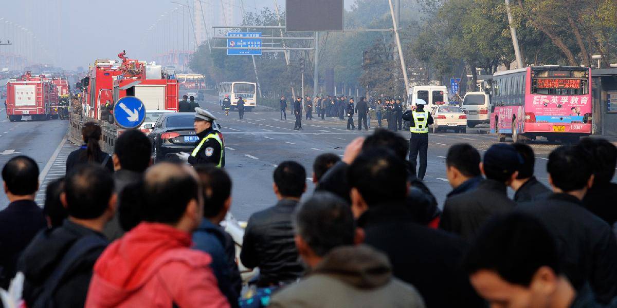 Čínska polícia zadržala muža podozrivého z útoku pred sídlom komunistickej strany